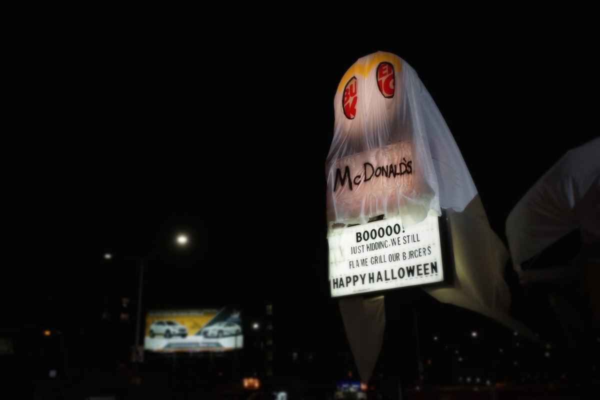Un restaurant Burger King s-a costumat drept McDonald's de Halloween