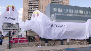 Un restaurant Burger King s-a costumat drept McDonald's de Halloween