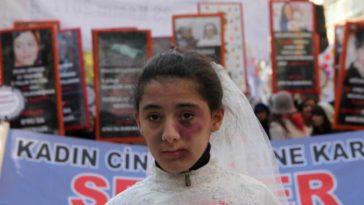 O nouă lege în Turcia le permite bărbaților să violeze minore dacă după se căsătoresc cu ele