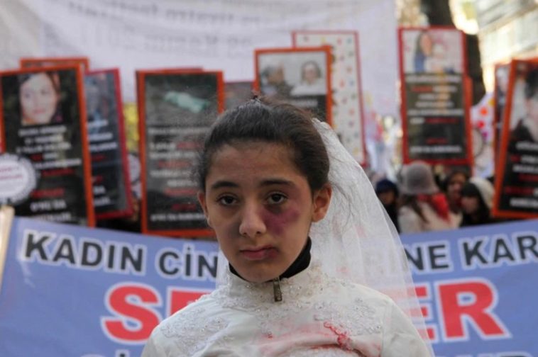 O nouă lege în Turcia le permite bărbaților să violeze minore dacă după se căsătoresc cu ele
