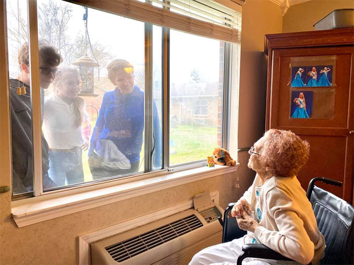 Nepoții își vizitează bunica la izolare